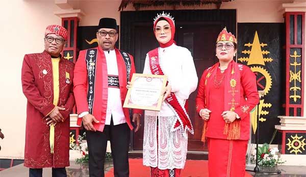 Majelis Latupati Maluku Anugerahi Widya Pratiwi Gelar Kehormatan Adat 1 Widya Pratiwi Gelar Kehormatan Adat