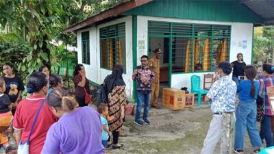 Upaya Turunkan Stunting, BKKBN Papua Bagikan Beras Fortivit ke 4 Kampung di Biak