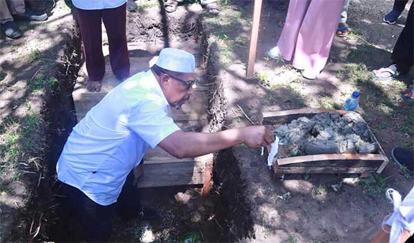 Gubmal Batu Pertama Rumah Adat Rumaderun Kataloka