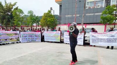 Aksi Demo Mahasiswa Mimika Desak Kasus Plt. Bupati Johannes Rettob Dihentikan