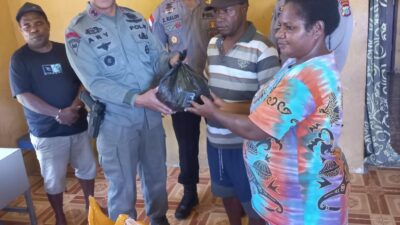 Sambangi Para Pengungsi, Satgas Petik Bintang Serahkan Sembako dan Tampung Keluhan