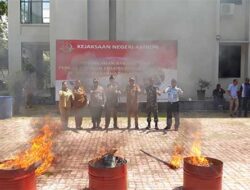 Kejari Ambon Gelar Pemusnahan Barang Bukti Perkara 2016