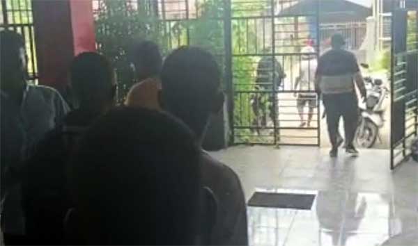 Massa Ancam Bakar Teropong News Sorong