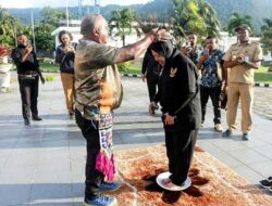 Mensos Risma Jadi Bagian dari Orang Papua, Berhak Sandang Marga Numberi