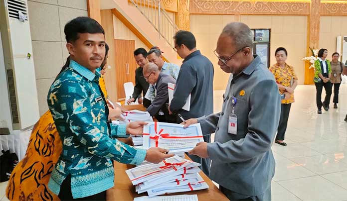Serahkan DPA, Waterpauw Tekankan Pimpinan OPD Soal Penyusunan Laporan Keuangan 2 Sekwan DPR PB Terima DPA 2023