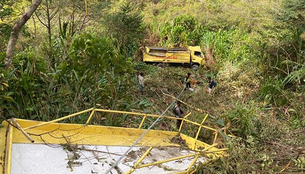 Truk Masuk Jurang di Puncak Jaya
