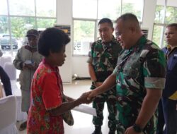 Isak Tangis Orang Tua Alm Praka Lukas Worembai Saat Terima Santunan Pangdam Cenderawasih