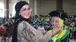 Bunda Literasi Maluku Pindahkan Tali Toga Santriwan/i di Wisuda Al-Qur'an Massal 16 Widya Pratiwi Wisuda Alquran Massal