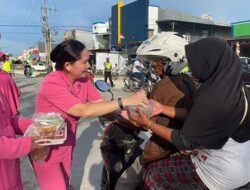 Perkuat Silaturahmi, Bhayangkari Cabang Keerom Berbagi Takjil Ramadhan