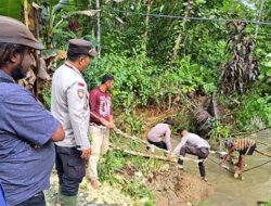 Polisi – Warga Kampung Suskun Perbaiki Jembatan Putus Akibat Banjir