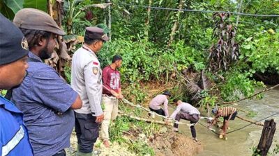 Polisi – Warga Kampung Suskun Perbaiki Jembatan Putus Akibat Banjir