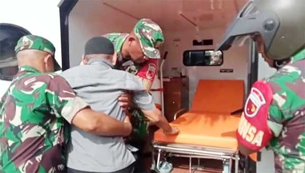 Dengan Motor Ambulans, Babinsa di Pulau Osi Bantu Warga Berobat ke Puskesmas Piru 1 IMG 20230407 WA0011