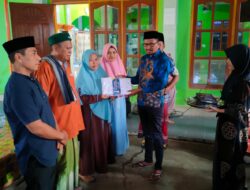Serahkan Bantuan Mukena dan Kain Sarung, Sase Minta Didoakan