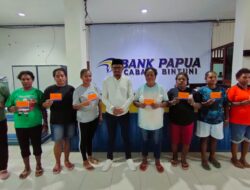 77 Mama Papua Terima Bantuan Modal Usaha : Terima Kasih Pak Sase