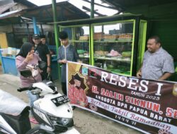 Reses Hari Pertama, Saleh Siknun Bagi Takjil di Fakfak