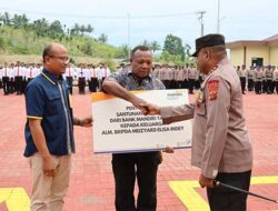 Kapolda Papua Serahkan Santunan kepada Ortu Alm Bripda Elisa Indey