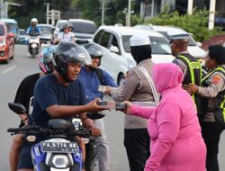 Satlantas Polresta Jayapura Kota Berbagi Takjil plus Selebaran Pesan Khusus
