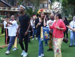 Legenda Barcelona Kunjungi Anjungan Papua di TMII