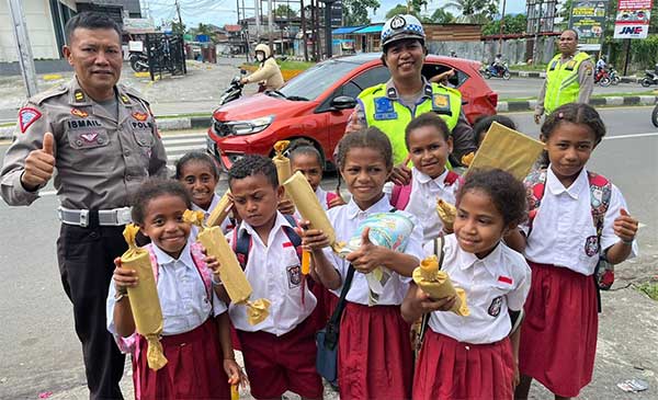 Lantas Manokwari Bag2 alat tulis di Hardiknas