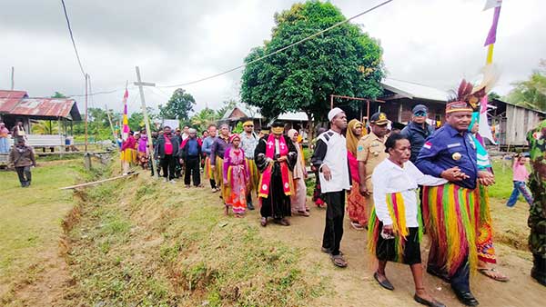 Resmikan Gereja dan Masjid di Kampung Soroundauni : Wujud Toleransi Yang Hakiki 2 Bupati Telbin Resmi 2 Rmah Ibadah2