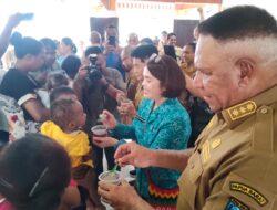Pj Gubernur Waterpauw Bersama Istri Angkat 20 Anak Asuh di Kabupaten Mansel