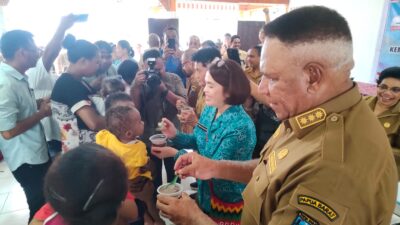 Pj Gubernur Waterpauw Bersama Istri Angkat 20 Anak Asuh di Kabupaten Mansel