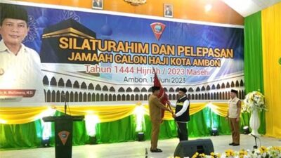 Lepas JCH Asal Kota Ambon, Wattimena Ingatkan Jamaah Jaga Kesehatan