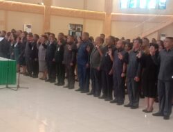 Waterpauw Lantik 120 Pejabat Administrator dan Pejabat Pengawas Pemprov PB