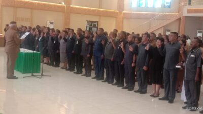 Waterpauw Lantik 120 Pejabat Administrator dan Pejabat Pengawas Pemprov PB