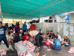 Masjid Baitul Makmur Sembelih 10 Sapi dan 1 Kambing Dibagi Habis ke 566 KK