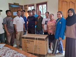 Pemdes Waesamu Salurkan Bantuan Pertanian kepada Kelompok Tani