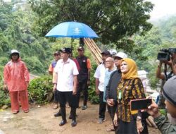Penjabat Tinjau Rumah Terdampak Longsor di Gunung Nona dan Bere-bere