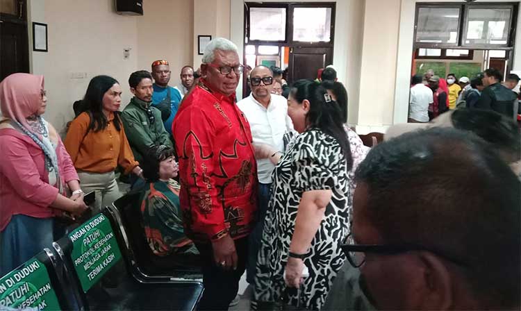 Plt Bup Mimika Johannes Rettob di ruang sidang
