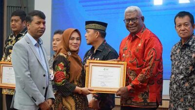 Plt Bupati Mimika JR Terimama Penghargaan