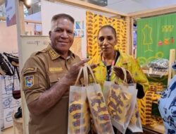 Pj Gubernur PB Belanja Hasil Pameran Produk UMKM di Mall Jayapura