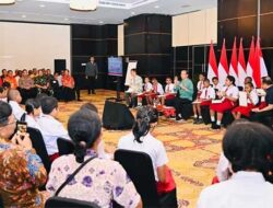 Jumpa Anak-anak Papua, Presiden Jokowi Beri Kuis Matematika Berhadiah Sepeda