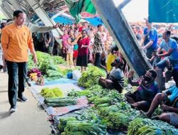 Kunjungi Pasar Pharaa Sentani, Presiden Sapa Warga dan Cek Harga Bapok