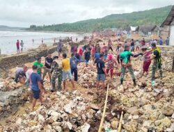 Satgas TMMD 117 dan Masyarakat Ilngey Bahu-membahu Bangun Talud Pantai