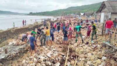 Satgas TMMD 117 dan Masyarakat Ilngey Bahu-membahu Bangun Talud Pantai