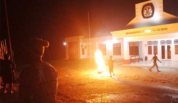 Kantor KPU Sorsel aksi bakar2