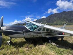 Pesawat Smart Air Crash Landing di Bandara Bilorai Sugapa
