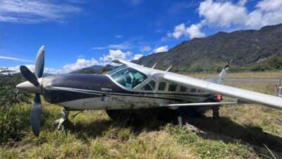 Pesawat Smart Air Crash Landing di Sugapa