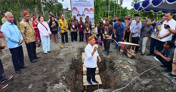 Pj Gub PB Batu Pertama Sek Ikaswara Manokwari