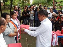 Pj Wali Kota Ambon Canangkan Gerakan Pembagian Bendera Merah Putih
