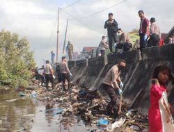 Gandeng Pemerhati Lingkungan, Polres Tanimbar Bersih-bersih Pesisir Pantai Pasar Omele