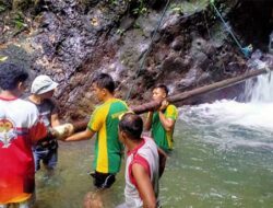 Satgas Yonarmed 1 Kostrad Bantu Warga Negeri Lima Perbaiki Pipa Saluran Air