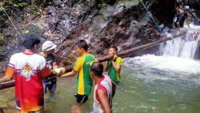 Satgas Yonarmed 1 Kostrad Bantu Warga Perbaiki Saluran Air