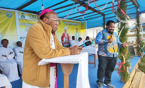 Uskup Jayapura kunjungi di Distrik Samenage3
