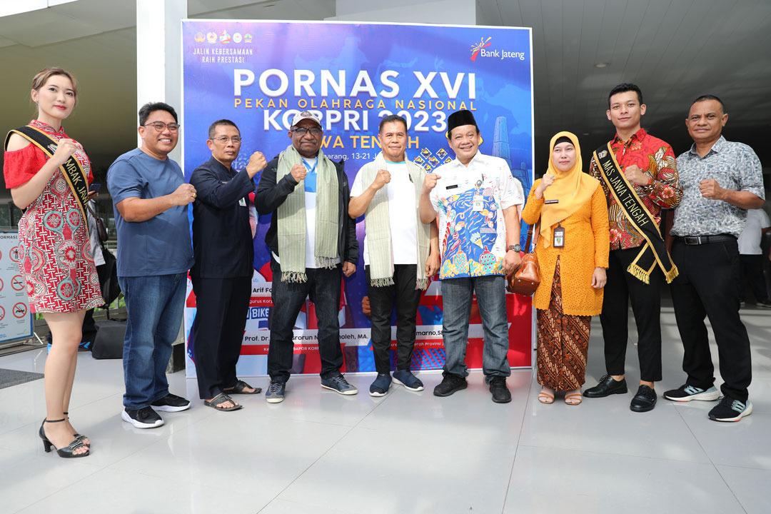 Tiba di Semarang, Plh Gubernur Ridwan Beri Dukungan Bagi Atlet Papua 1 WhatsApp Image 2023 07 13 at 19.34.14