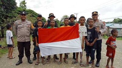 Solidaritas TNI-Polri Bagikan Bendera Merah Putih di Batas Negara